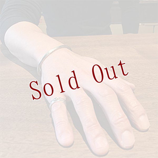 画像4: クリーク族 Jesse Robbins トライアングル コインシルバー スタンプ ナロー バングル (4)