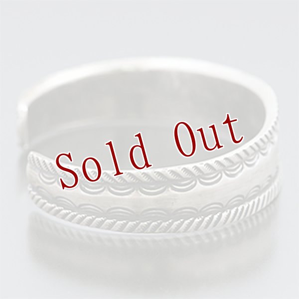 画像2: クリーク族 Jesse Robbins 5/8” コインシルバー スタンプ バングル (2)