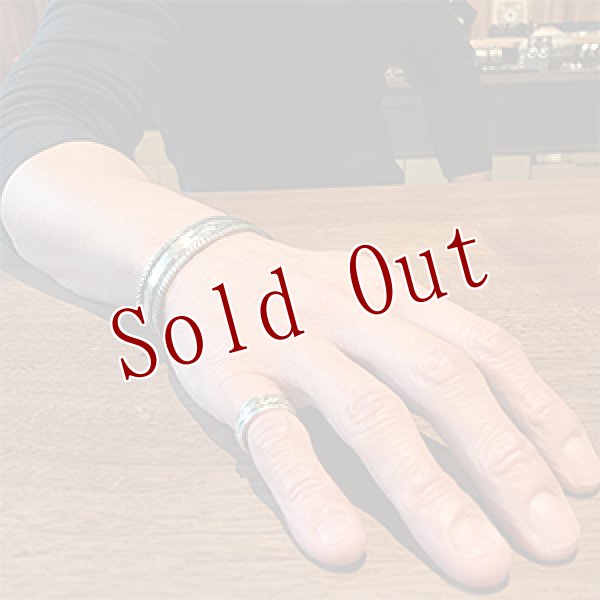 画像4: クリーク族 Jesse Robbins 5/8” コインシルバー スタンプ バングル (4)