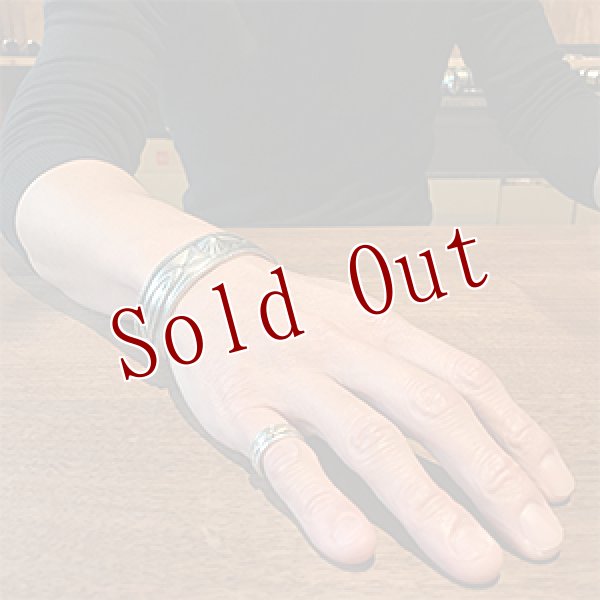 画像4: クリーク族 Jesse Robbins 3/4” コインシルバー リポウズ バングル (4)