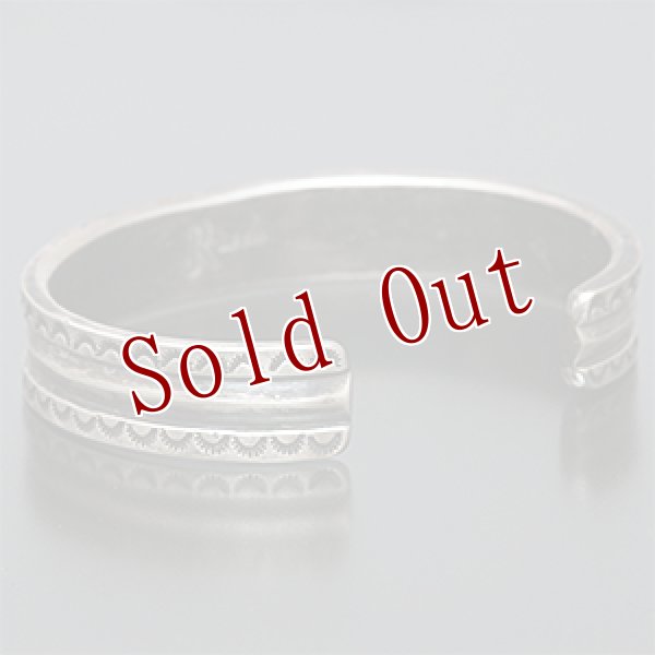 画像3: クリーク族 Jesse Robbins 1/2” コインシルバー スタンプ バングル (3)