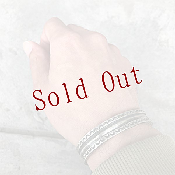 画像4: クリーク族 Jesse Robbins 1/2” コインシルバー スタンプ バングル (4)