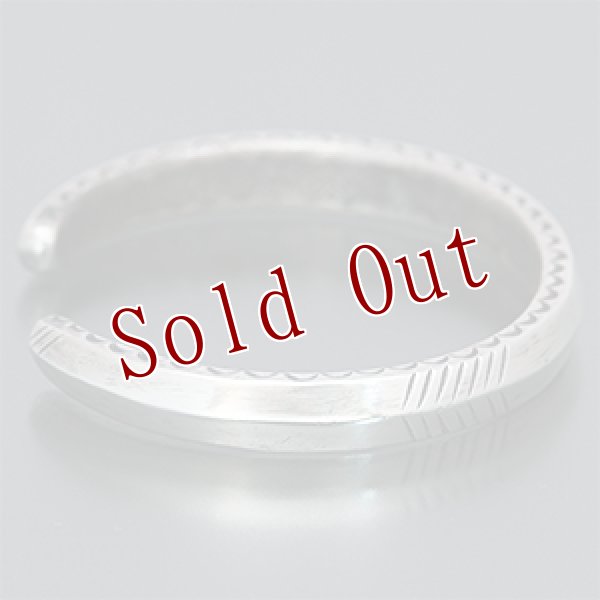 画像2: クリーク族 Jesse Robbins 1/4” コインシルバー TR スタンプ バングル (2)