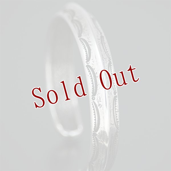 画像4: クリーク族 Jesse Robbins 3/8" トライアングル コインシルバー スタンプ バングル (4)