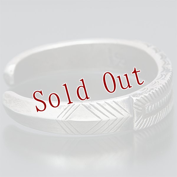 画像3: クリーク族 Jesse Robbins 1/2" コインシルバー スタンプ テーパー バングル (3)