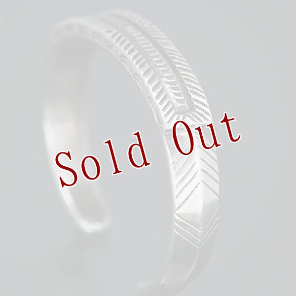 画像7: クリーク族 Jesse Robbins 1/2" コインシルバー スタンプ テーパー バングル (7)