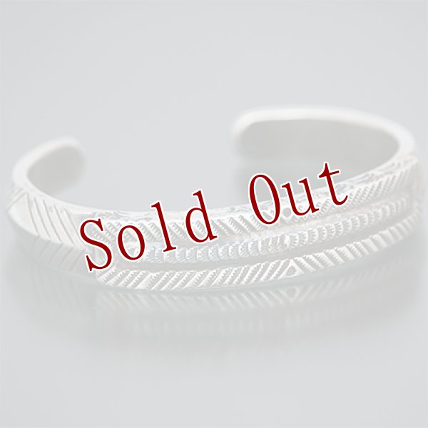 画像2: クリーク族 Jesse Robbins 1/2" コインシルバー スタンプ テーパー バングル (2)