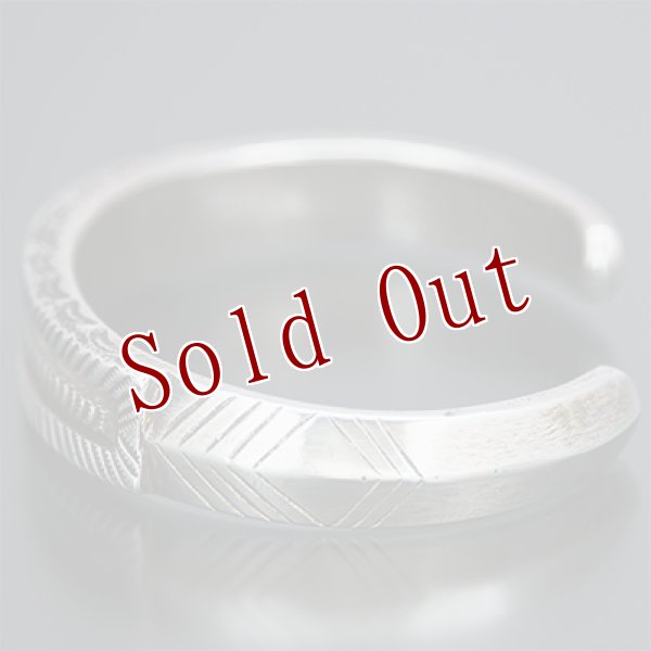 画像4: クリーク族 Jesse Robbins 1/2" コインシルバー スタンプ テーパー バングル (4)