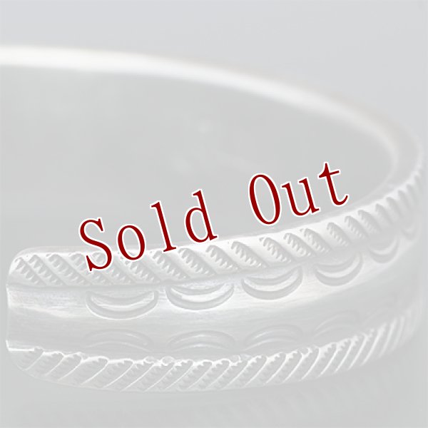 画像9: クリーク族 Jesse Robbins 5/8" コインシルバー スタンプ テーパー バングル (9)