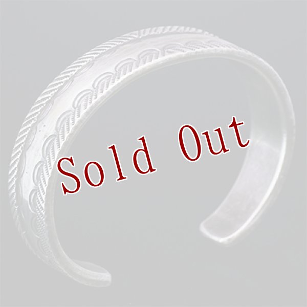 画像2: クリーク族 Jesse Robbins 5/8" コインシルバー スタンプ テーパー バングル (2)