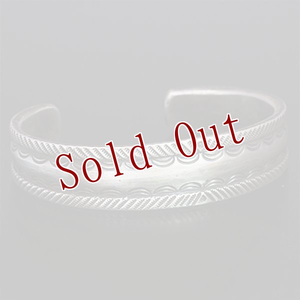 画像4: クリーク族 Jesse Robbins 5/8" コインシルバー スタンプ テーパー バングル (4)