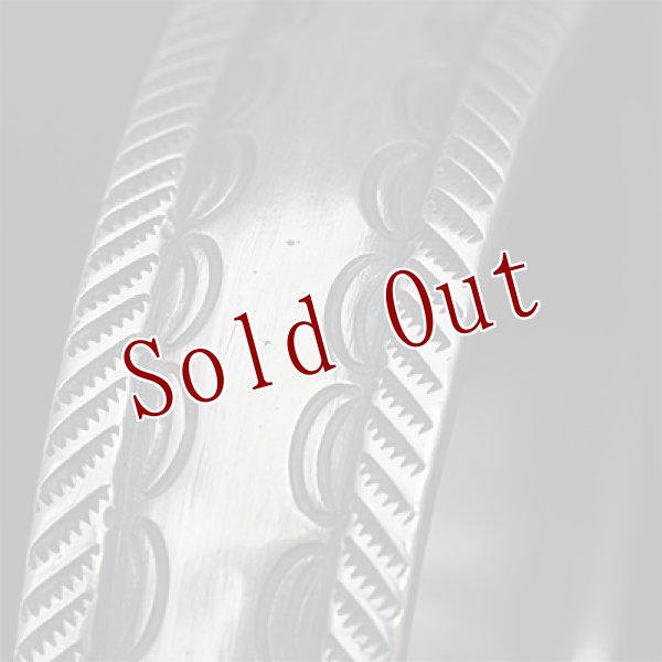 画像8: クリーク族 Jesse Robbins 5/8" コインシルバー スタンプ テーパー バングル (8)