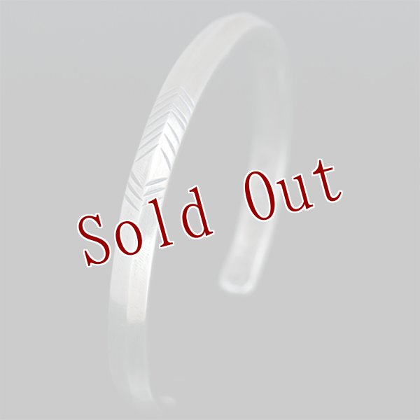 画像2: クリーク族 Jesse Robbins トライアングル コインシルバー スタンプ ナロー バングル (2)