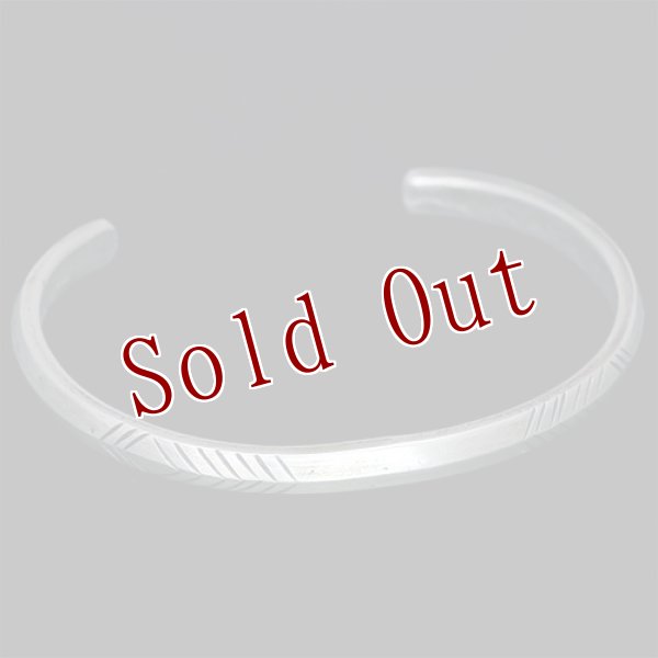 画像3: クリーク族 Jesse Robbins トライアングル コインシルバー スタンプ ナロー バングル (3)