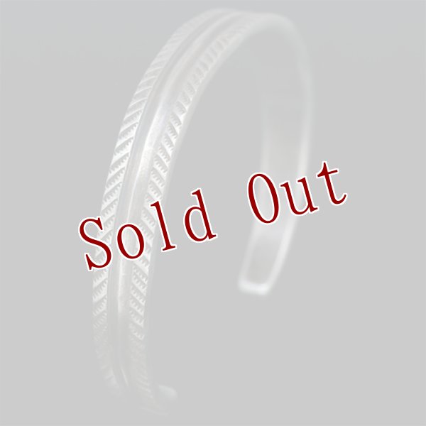 画像2: クリーク族 Jesse Robbins コインシルバー チゼルワーク テーパー バングル (2)