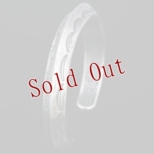 画像2: クリーク族 Jesse Robbins 3/8" トライアングル コインシルバー スタンプ バングル (2)