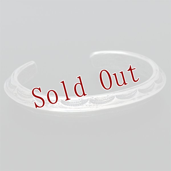 画像3: クリーク族 Jesse Robbins 3/8" トライアングル コインシルバー スタンプ バングル (3)