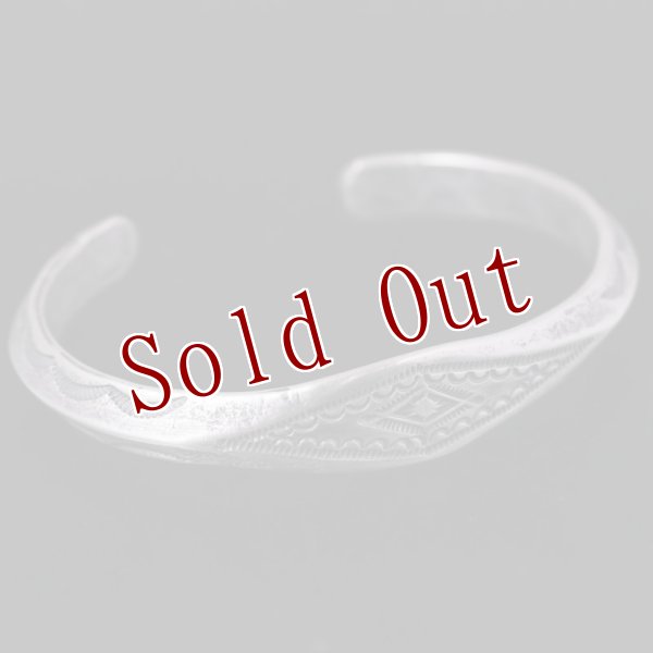 画像5: クリーク族 Jesse Robbins 1/2”  フラットトップ スタンプ トライアングル コインシルバー バングル (5)