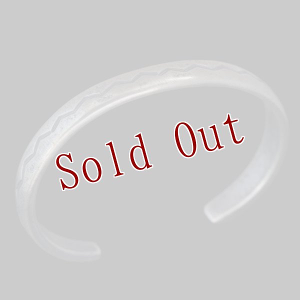 画像2: クリーク族 Jesse Robbins ハーフラウンド コインシルバー スタンプ バングル "5 3/8" (2)