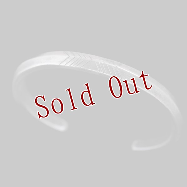 画像1: クリーク族 Jesse Robbins トライアングル コインシルバー アロー バングル (1)