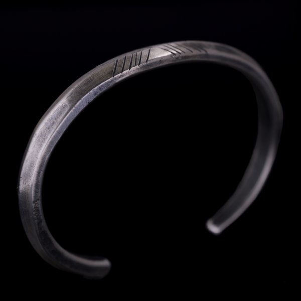 画像2: クリーク族 Jesse Robbins トライアングル コインシルバー アロー バングル (2)