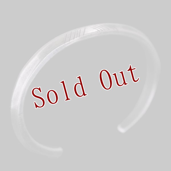 画像2: クリーク族 Jesse Robbins トライアングル コインシルバー アロー バングル (2)