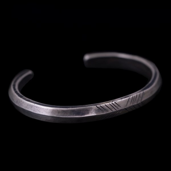 画像4: クリーク族 Jesse Robbins トライアングル コインシルバー アロー バングル (4)