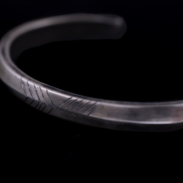 画像7: クリーク族 Jesse Robbins トライアングル コインシルバー アロー バングル (7)