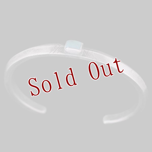 画像1: クリーク族 Jesse Robbins Fox トライアングル コインシルバー アロー バングル "5 1/2" (1)