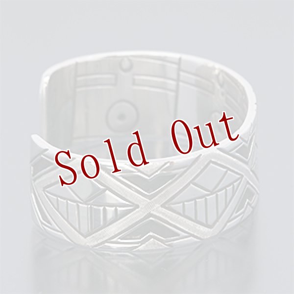 画像2: ホピ族 Emmett Navakuku 3/4” レインクラウド/カチナ オーバーレイ/スタンプ バングル (2)