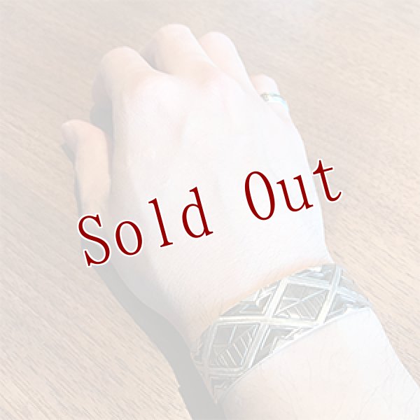 画像4: ホピ族 Emmett Navakuku 3/4” レインクラウド/カチナ オーバーレイ/スタンプ バングル (4)