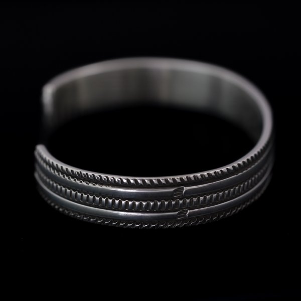 画像6: ナバホ族 Bruce Morgan 3/8" SS 2連チゼルワーク バングル【RIVER MAIL企画】 (6)