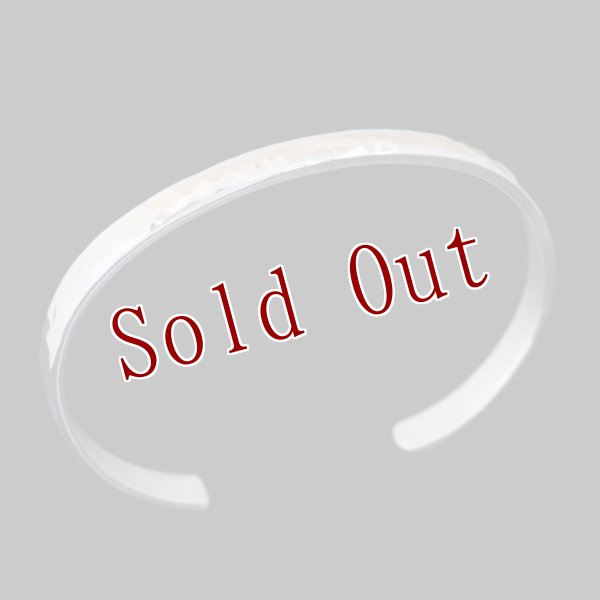 画像2: ナバホ族 Bruce Morgan 1/4" 14K ハンマーテクスチャ バングル (2)