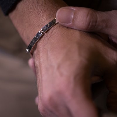 画像2: 【RIVER MAIL企画】ナバホ族 Bruce Morgan 1/4” SS ハンマーテクスチャ ブレスレット