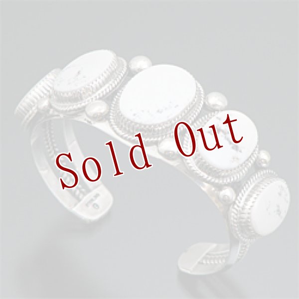 画像1: ナバホ族 ホワイトバッファロー 5個付き バングル (1)