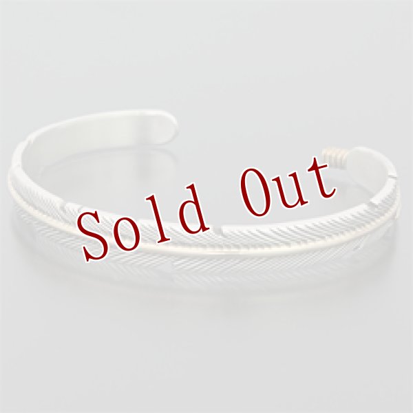 画像1: ナバホ族 Harvey Mace イーグルフェザー 12KGF 1/4 バングル (1)