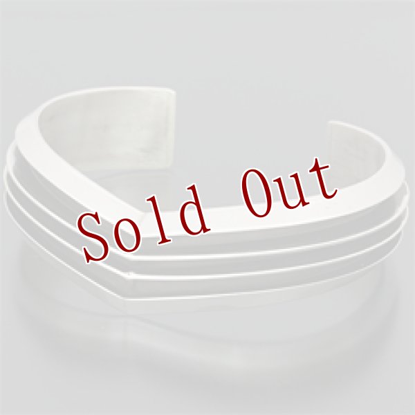 画像1: ナバホ族 Tom Hawk Ｖ字型 2ライン バングル (1)