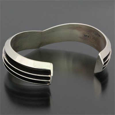 画像2: ナバホ族 Tom Hawk V字型 2ライン バングル