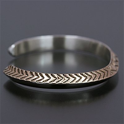 【Bruce Morgan】シルバーバングル UNISEX / ナバホ族 Bruce Morgan / 1/4 14K チゼル プレーン バ