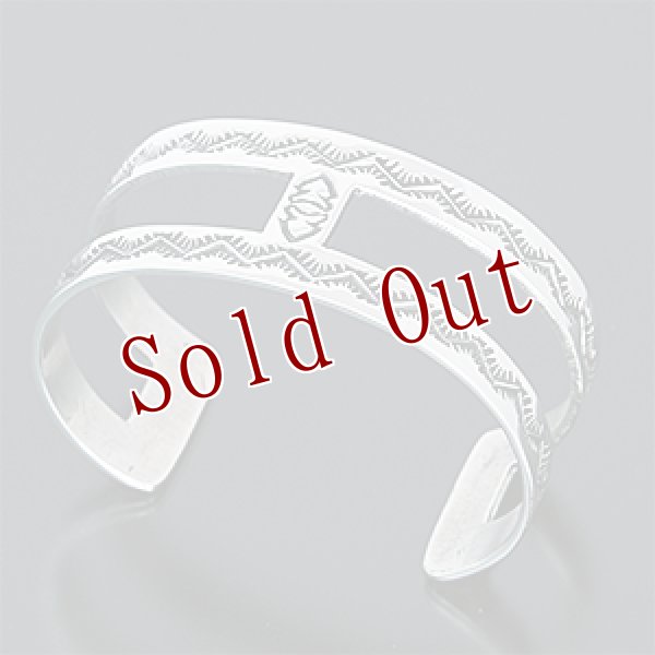 画像1: ナバホ族 Sunshine Reeves 1” カットアウト スタンプ バングル メンズ M (1)