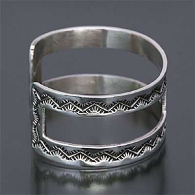 画像1: ナバホ族 Sunshine Reeves 1” カットアウト スタンプ バングル メンズ M