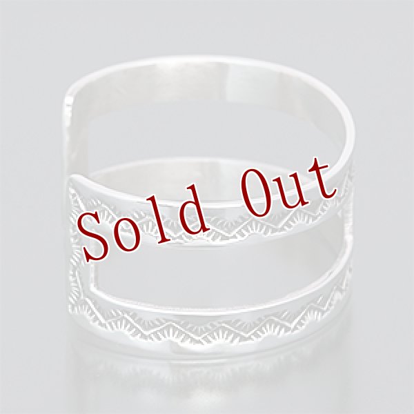 画像2: ナバホ族 Sunshine Reeves 1” カットアウト スタンプ バングル メンズ M (2)