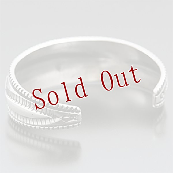 画像3: ナバホ族 Harrison Jim 3/4” インゴットシルバー リポウズ バングル メンズ M (3)