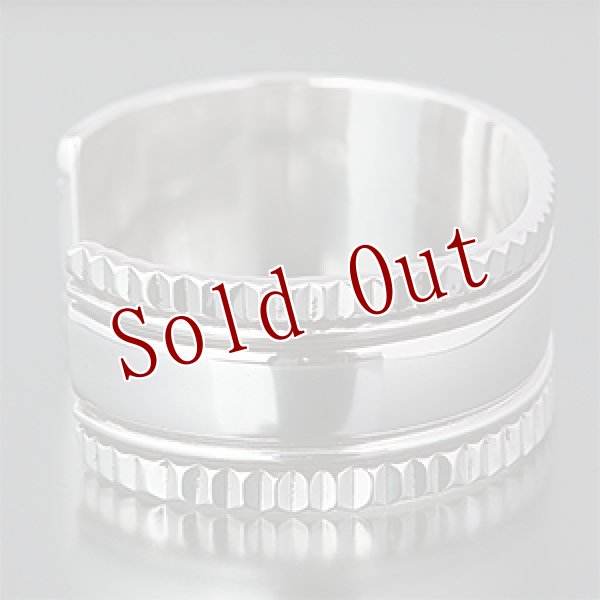 画像2: ナバホ族 Darryl Dean Begay 1” コインシルバー チゼルワーク バングル (2)