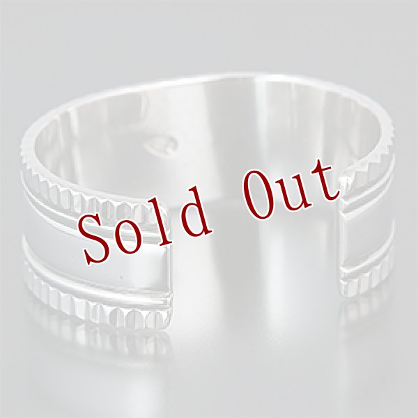 画像3: ナバホ族 Darryl Dean Begay 1” コインシルバー チゼルワーク バングル (3)