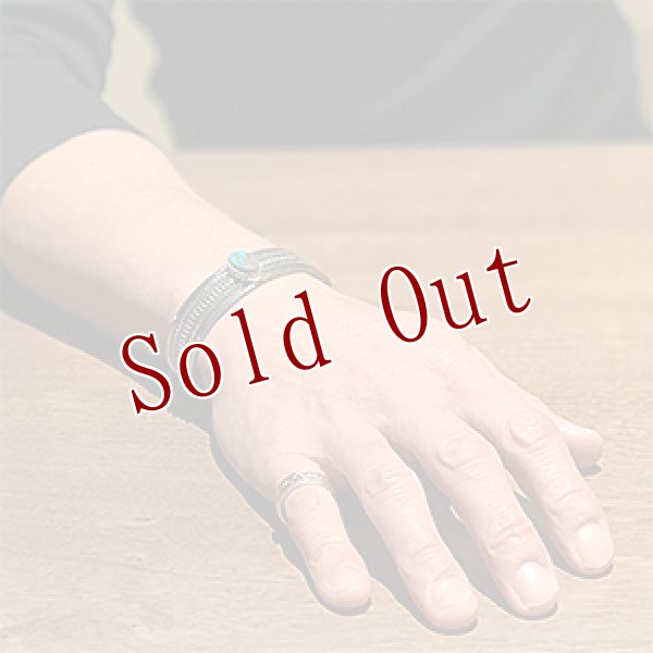 画像4: ナバホ族 Harrison Jim 5/8” パイロットマウンテン インゴットシルバー スタンプ コインエッジ  バングル (4)