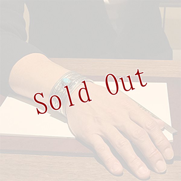 画像4: ナバホ族 Jacob D. Morgan 1 1/4” パイロットマウンテン スタンプ バングル 5 3/4 (4)