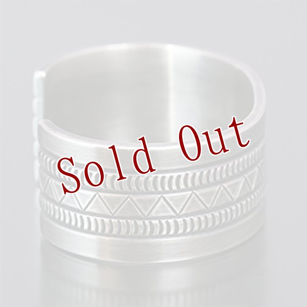 画像2: ナバホ族 Jacob D. Morgan 1” スタンプ アンティークフィニッシュ 10G バングル (2)