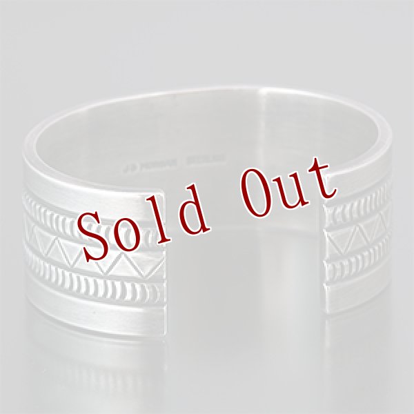 画像3: ナバホ族 Jacob D. Morgan 1” スタンプ アンティークフィニッシュ 10G バングル (3)