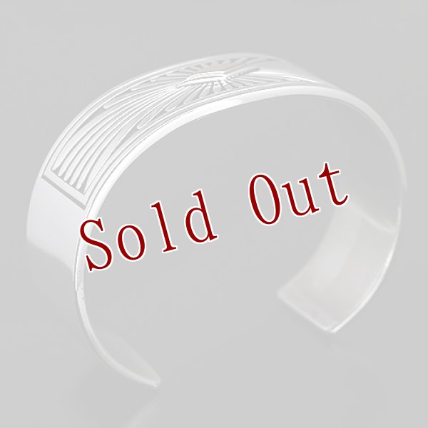 画像2: ナバホ族 Howard Nelson 3/4” 14K サンバースト バングル (2)